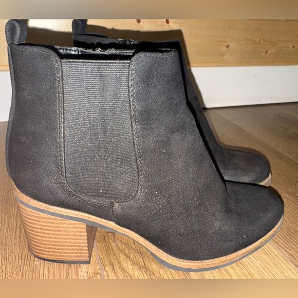Sonoma Black Ankle Boots with Tan Heel - Picture 1 of 7